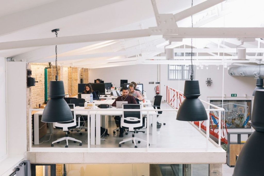 Imagen de altillo en superficie diáfana con varios puestos de trabajo y mucha luz en el coworking de Wayco Ruzafa